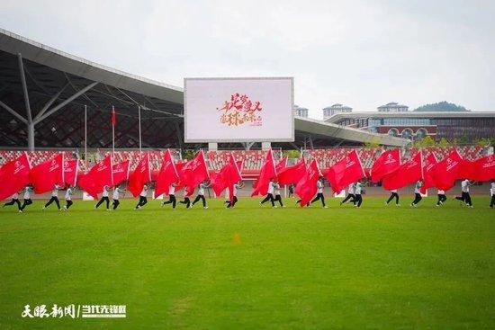 众人见分局长来了，一个个顿时兴高采烈起来。